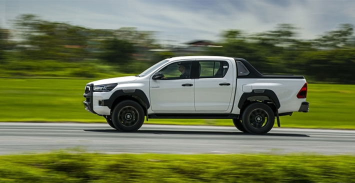 Đánh giá Toyota Hilux 4x4 MT 2 cầu số sàn